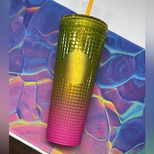 BNWT Dragon Fruit Grid Starbucks 24 oz Tumbler - N. American Release 2022